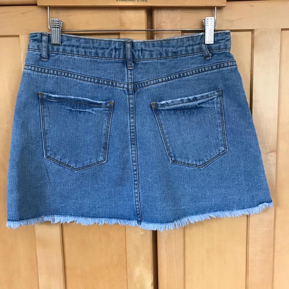 NWOT FOREVER 21 distressed frayed denim mini skirt - Picture 2 of 3